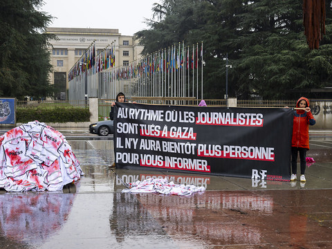 Gaza: gilets ensanglantés à Genève en hommage aux journalistes tués