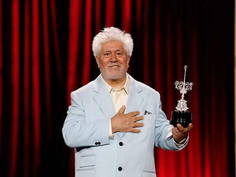 Almodóvar reçoit le prix d'honneur du festival de Saint-Sébastien