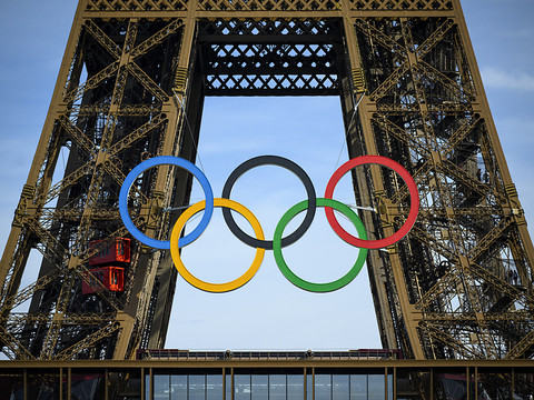 Les anneaux olympiques de la tour Eiffel ont été déposés