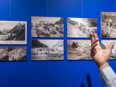 Une exposition de photos sur le tourisme alpin en Suisse au 19e