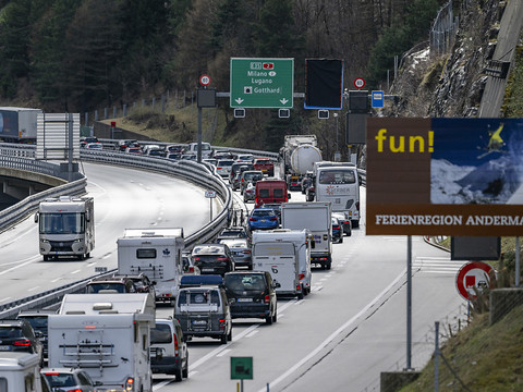 Le début des vacances cause un bouchon de 10 km devant le Gothard