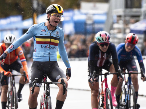 Lotte Kopecky conserve son maillot arc-en-ciel