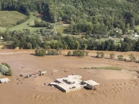 L'ouragan Hélène a fait de gros ravages, secouristes à l'oeuvre