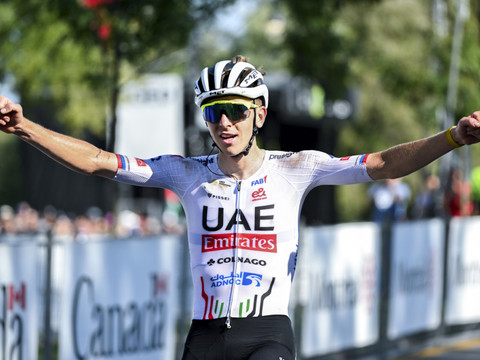 Tadej Pogacar vise la triple couronne