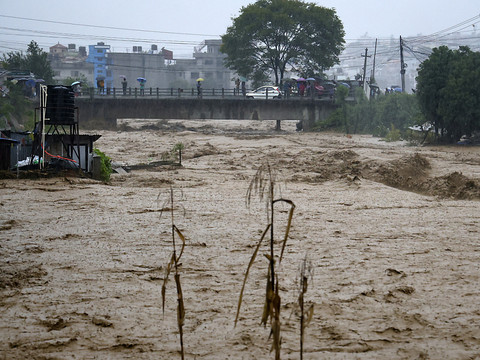 Inondations au Népal: le bilan monte à 148 morts et 59 disparus