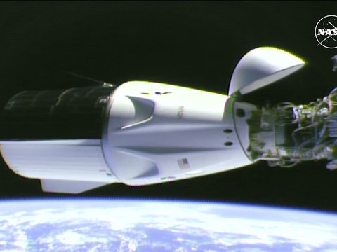 Le vaisseau de SpaceX amarré à l'ISS pour secourir des astronautes