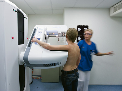 La détection chez les femmes de moins de 50 ans est souvent tardive