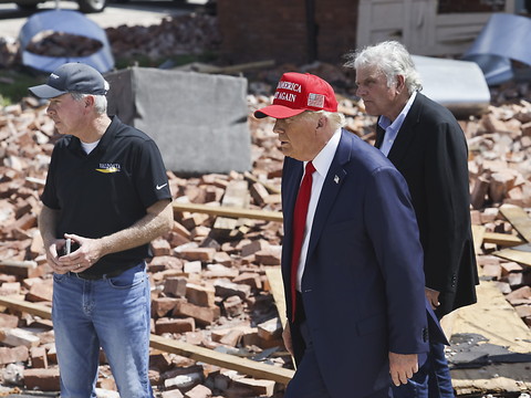 Avec au moins 130 morts, l'ouragan Hélène prend un tour politique