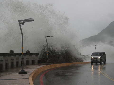 Taïwan se barricade à l'approche du typhon Krathon