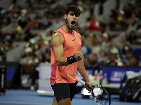 Alcaraz mate Sinner en 3h21 et s'offre un 16e titre