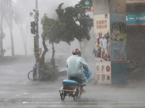 Typhon Krathon à Taïwan: au moins deux morts