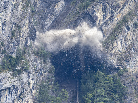 Dynamitage de 1500 tonnes de roches sur la route de l'Axen