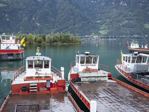 Remblayage du lac d'Uri avec des gravats du tunnel du Gothard