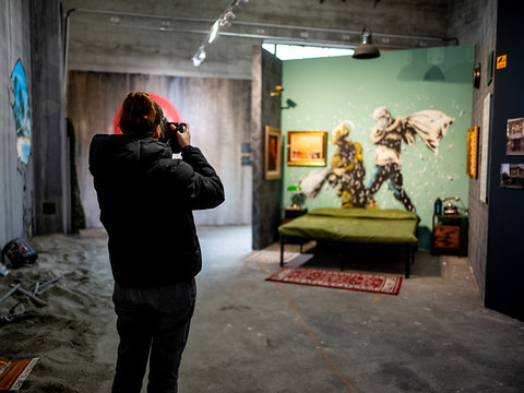 Une exposition dédiée à Banksy ouvre à Saxon (VS)