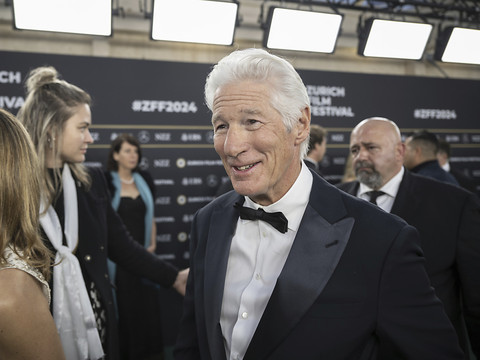 Richard Gere accueilli à Zurich par des centaines de fans