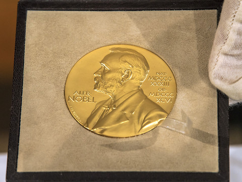 La chimie à trois spécialistes de la structure des protéines