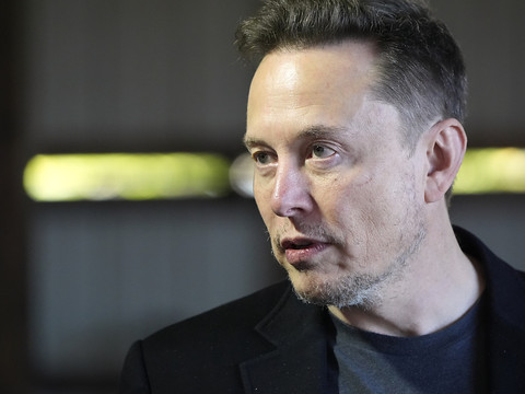 Musk dévoile le robotaxi de Tesla, début de production 