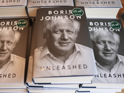Boris Johnson publie ses mémoires et tacle à tout va