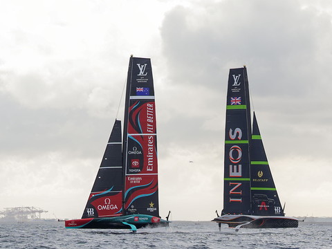 Team New Zealand domine Britannia d'entrée