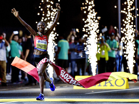 La Kényane Chepngetich pulvérise le record du monde