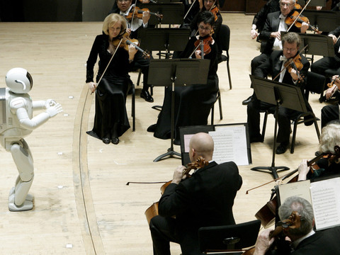 L'orchestre symphonique de Dresde dirigé à la baguette par un robot