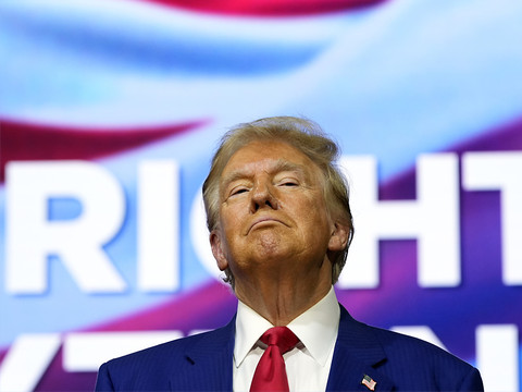 Harris remet en question la santé de Trump après un épisode musical