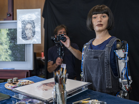 Une oeuvre d'un robot artiste humanoïde aux enchères à Londres