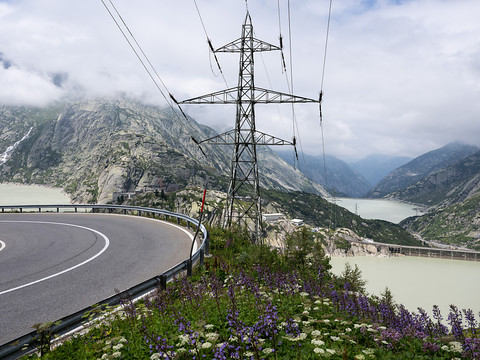 La priorité donnée aux lignes électriques aériennes est contestée
