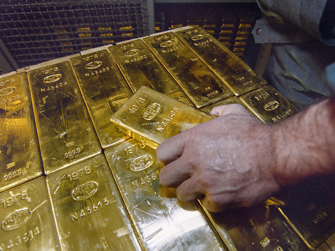 L'or bat un nouveau record, passant les 2700 dollars