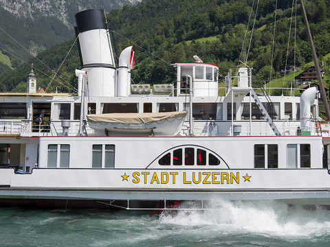 Un bateau doit s'arrêter à Brunnen à cause d'un dégagement de fumée