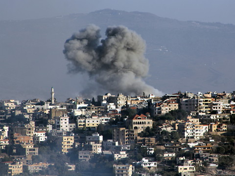 Israël bombarde au Liban un organisme financier lié au Hezbollah