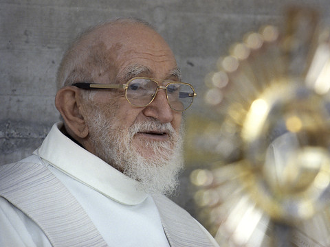 La Fédération Emmaüs Suisse se distancie de l'abbé Pierre