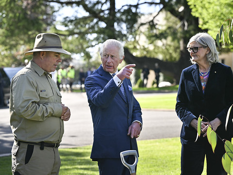 Charles interpellé à Canberra sur la colonisation