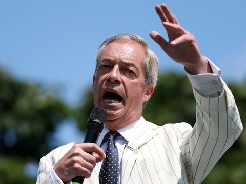 Jet de milk-shake sur Nigel Farage: une Britannique plaide coupable