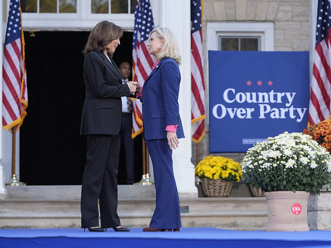 A J-15, course plus serrée que jamais entre Harris et Trump