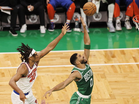 Le champion Boston étrille New York en ouverture de la saison