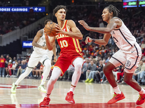 Clint Capela et Atlanta commencent par une victoire