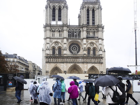 L'idée de payer l'entrée de Notre-Dame de Paris relance le débat