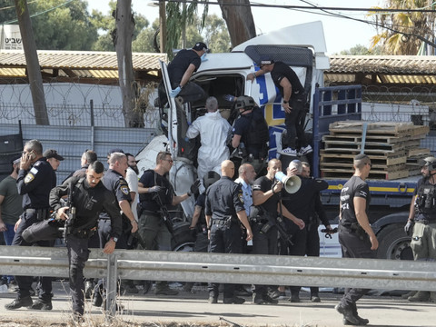 Israël: un camion percute une station de bus, un mort et 29 blessés