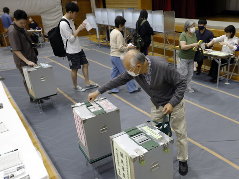 Le parti au pouvoir perd sa majorité au Japon