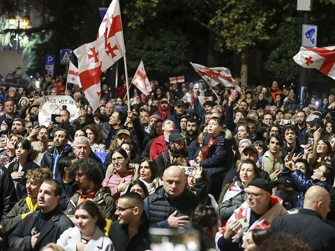 Géorgie: des milliers de manifestants dénoncent les législatives