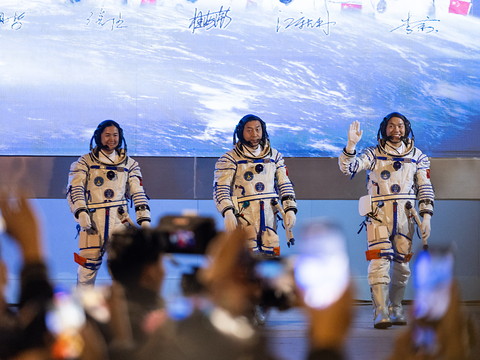 Des astronautes décollent vers la station spatiale chinoise