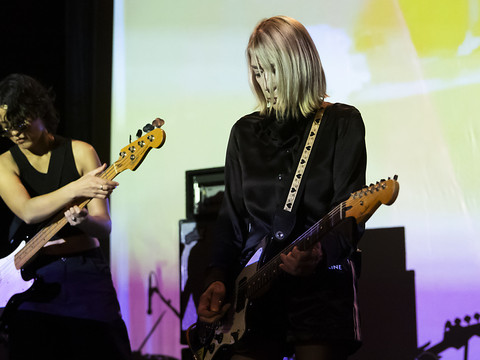 Sons déformés, chants parlés: Kim Gordon en concert à Berne