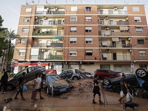 Une centaine de morts dans des inondations 