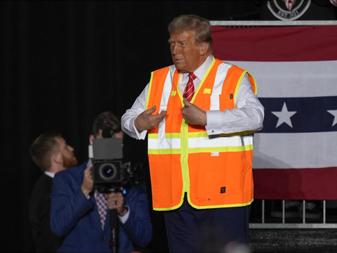 Trump se met en scène à bord d'un camion-poubelle