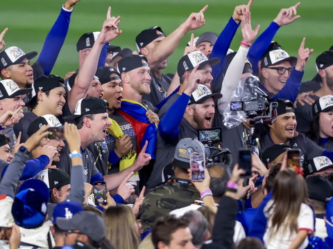 Les Dodgers de Los Angeles sacrés en 5 matches face aux Yankees
