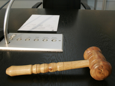 Un ex-juge grison comparaît à Coire pour le viol d'une stagiaire
