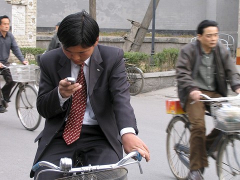 Japon: utiliser son smartphone en conduisant un vélo est pénalisé