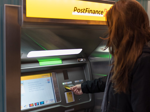 Une panne a paralysé les retraits et l'e-banking chez Postfinance