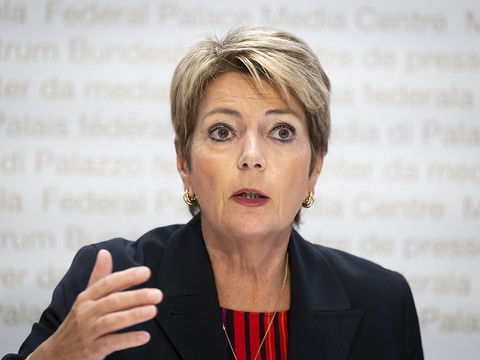 Keller-Sutter défend un impôt sur les retraits des 2e et 3e piliers